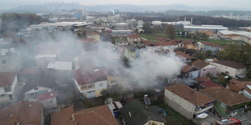 Samanlıktaki yangın eve sıçradı, otomobili komşular kurtardı