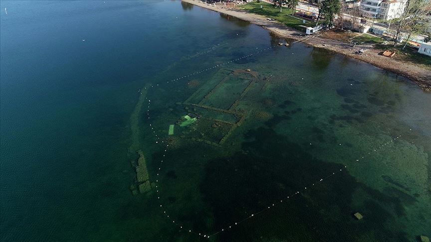 Su çekilmesi İznik Gölü'ndeki bazilikayı görünür hale getirdi