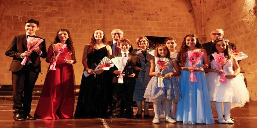 Genç piyanistler ayakta böyle alkışlandı