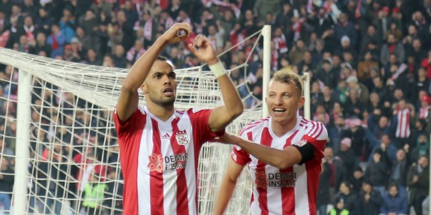 Fenerbahçe'yi yenen Sivasspor, liderlik koltuğunu korudu