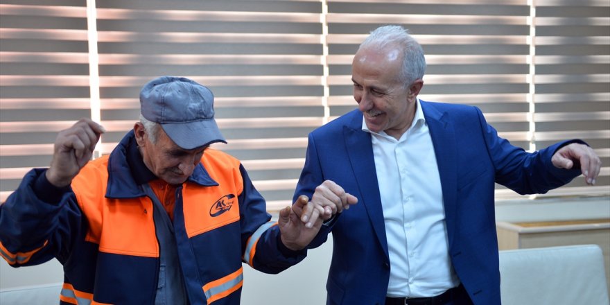 Halay çekerek fenomen olan işçiye bir maaş ikramiye