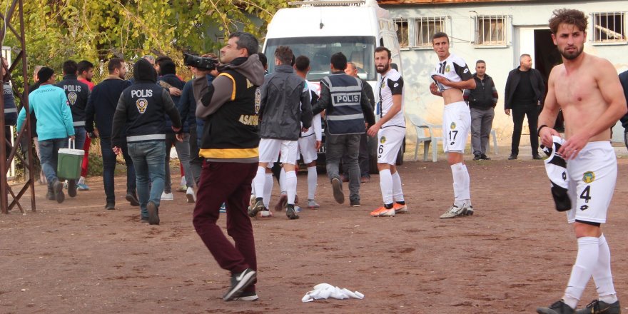 Amatör lig maçında kavga: Futbolcular birbirine girdi!