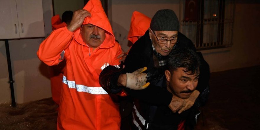 Zeydan Karalar, Adana’da selzedeleri böyle kurtardı!