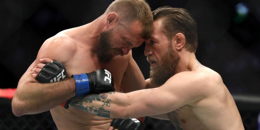 McGregor, 40 saniyede nakavt ettiği rakibini öptü