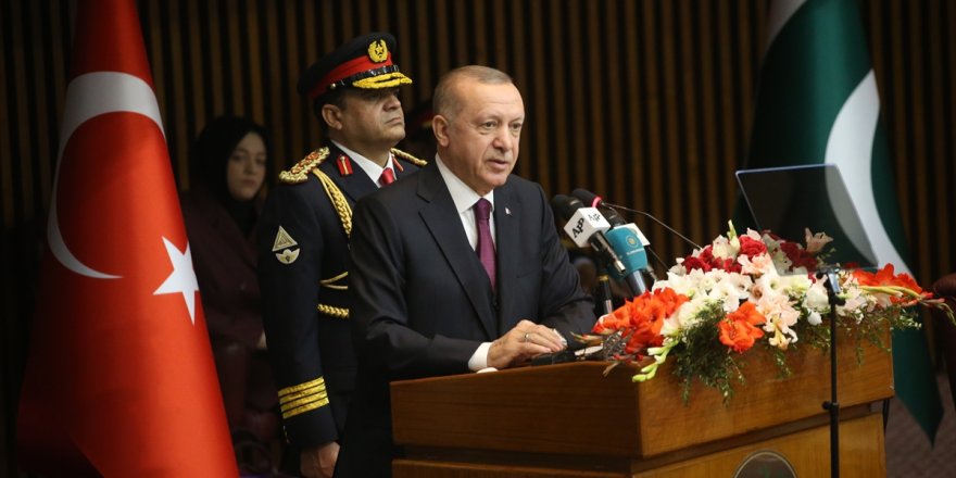 Cumhurbaşkanı Erdoğan konuşurken Pakistanlı vekiller masalara vurdu!