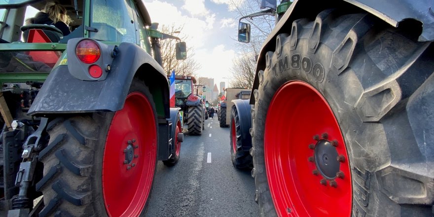 Hollanda'da çiftçiler sokağa döküldü!