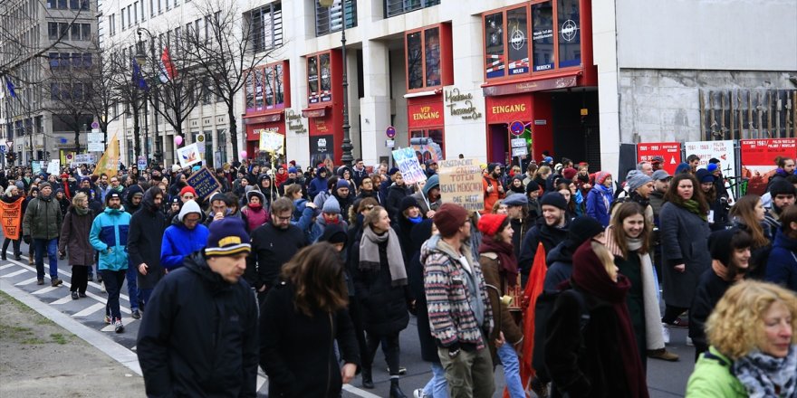 Almanya'da sığınmacı tepkisi: "Avrupa öldürme, sınırlarını aç"