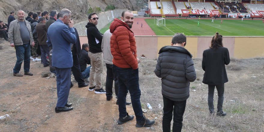 Stadyuma giremeyince maçı dağlardan izlediler