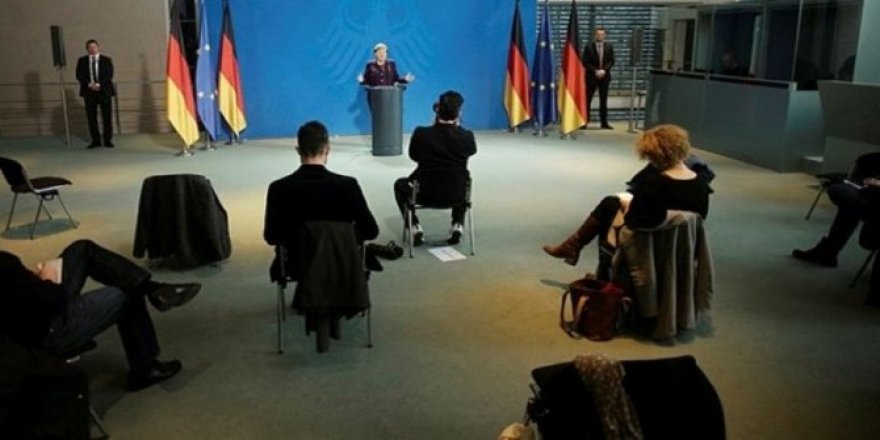 Merkel'in basın toplantısında dikkat çeken anlar