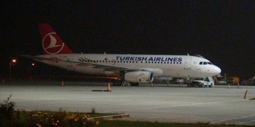 Uçağın kalkışı sırasında düşen yıldırım kameralara yansıdı