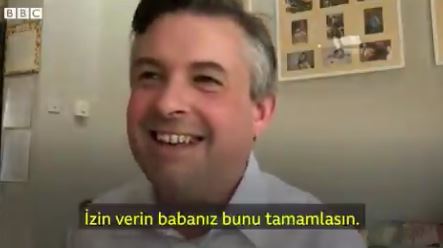 İzleyenler kahkahalara boğuldu: Canlı yayın sürprizi... Ne yapacağını bilemedi