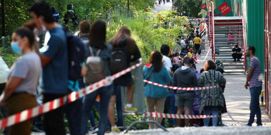 'Zenginler şehri' Cenevre'de yüzlerce insan yiyecek yardımı kuyruğunda