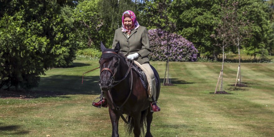 Kraliçe Elizabeth 72 gün sonra başörtüsüyle görüntülendi