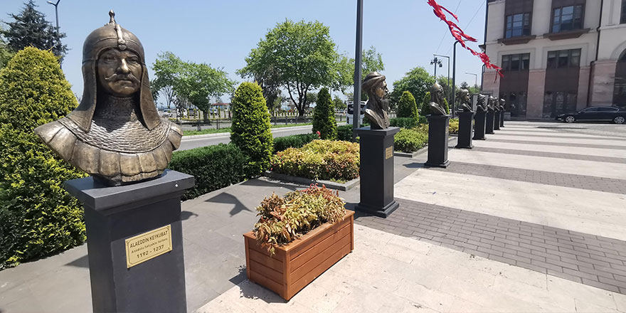 AKP'li belediyede heykel krizi! 2 Türk büyüğünün heykeli kaldırıldı