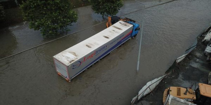 İstanbul'da ilginç anlar: Suyun içine girip...