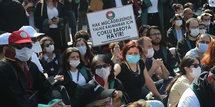 Baro başkanlarından hukukçu vekillere: "Ya cübbenize düğme dikin..."