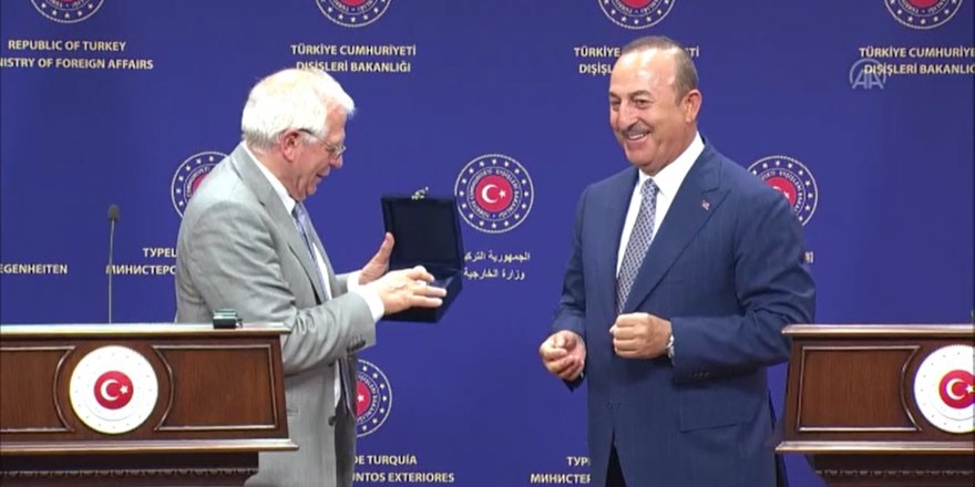 Çavuşoğlu AB temsilcisine öyle bir hediye verdi ki...