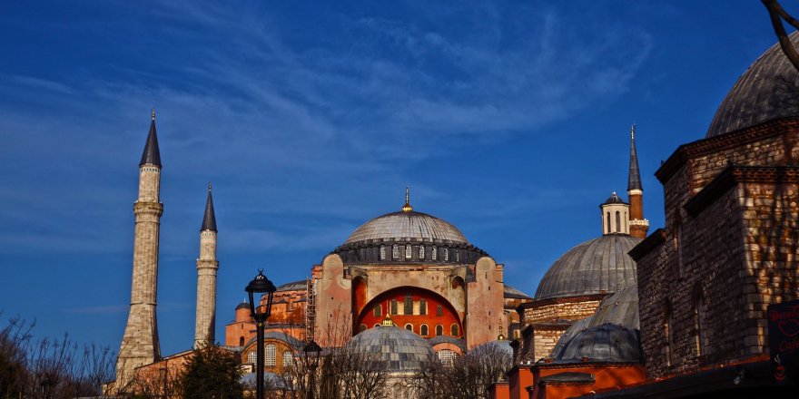 Ünlü ekonomist: "Ayasofya'ya namaza gidenler bol bol dua etsinler; işimiz Allah'a kaldı"