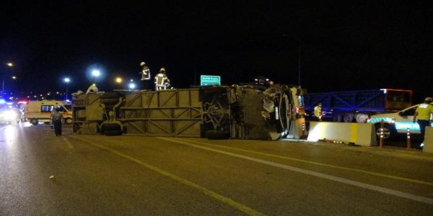 Yolcu otobüsü devrildi: Muavin öldü, 16 yaralı