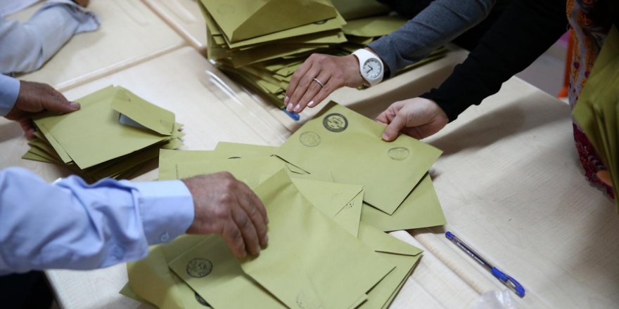 Ünlü siyaset  bilimciden flaş iddia: Erken seçim için tarih verdi