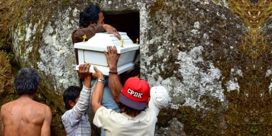 Görebeliceğiniz en vahşi gelenek! Bakın ölülerine ne yapıyorlar