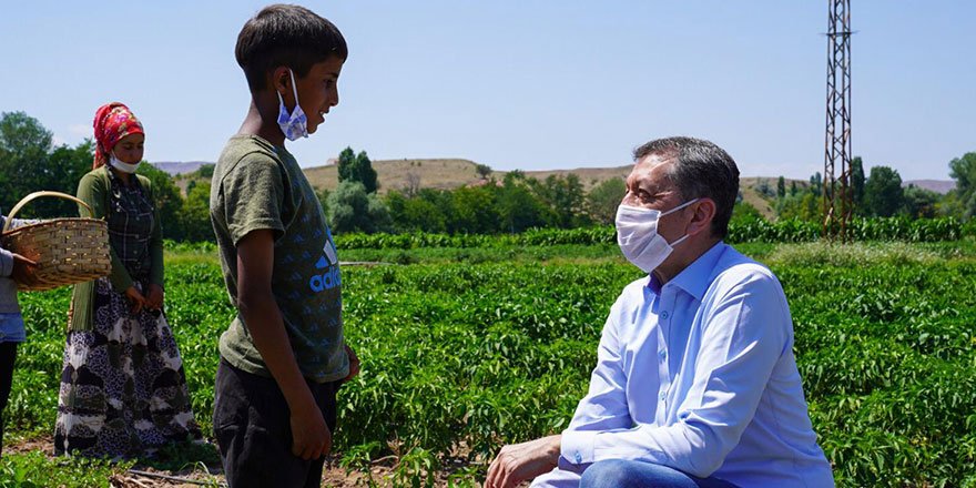 "Öğretmenlerimizden bir ricam var" dedi ama... Bakan Selçuk'un bu fotoğrafına tepki yağdı