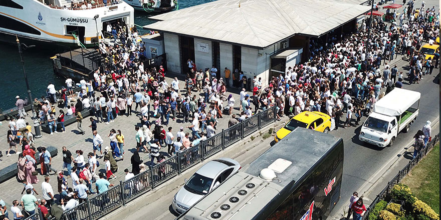 Korona virüs kimin umurunda: Eminönü'ndeki kalabalığa inanamayacaksınız