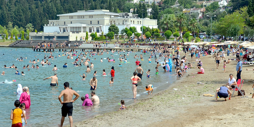 Plajlarda bayram tatili yoğunluğu