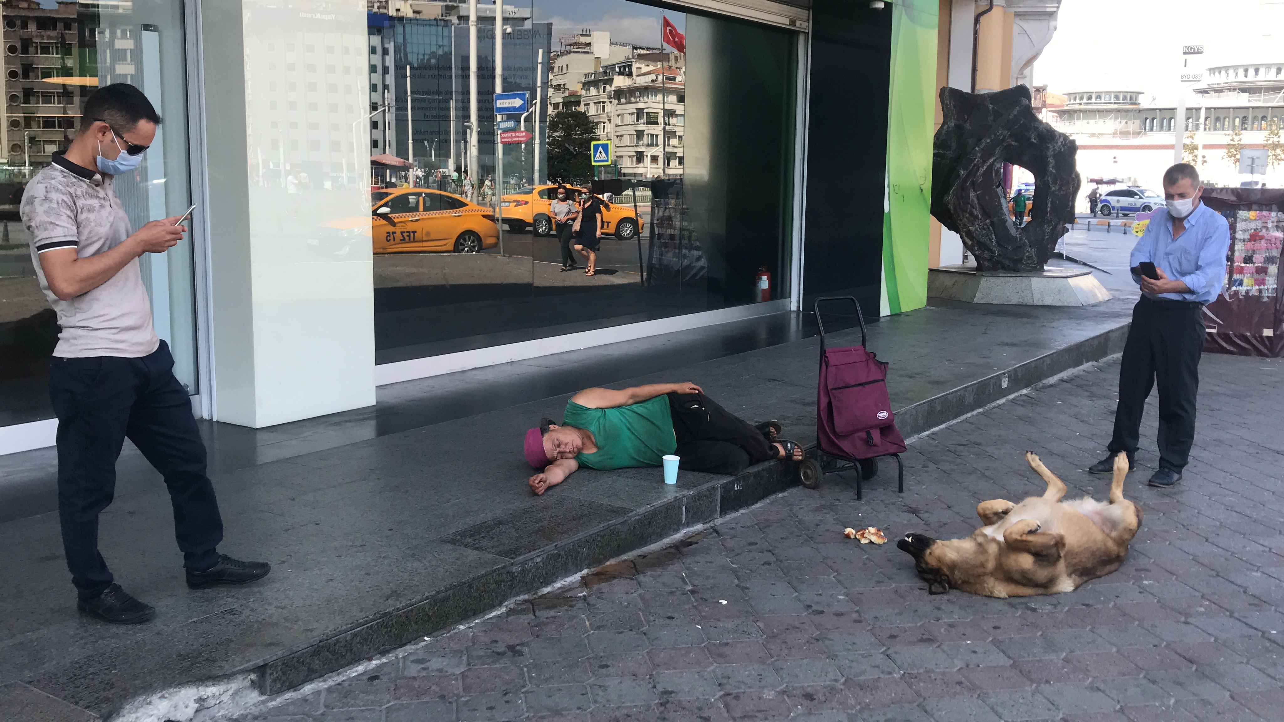 Taksim'de dikkat çeken görüntü: Vatandaşlar fotoğrafını çekti