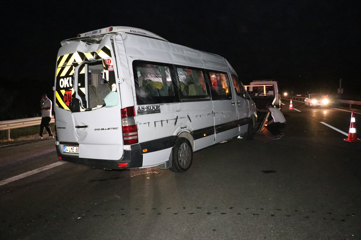 Bolu'da taziyeye gidenleri taşıyan minibüs devrildi: Yaralılar var