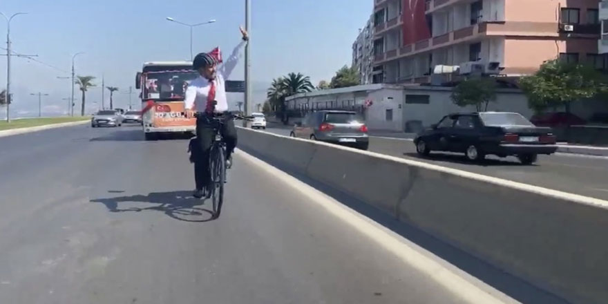 Bu kez otobüsten seslenmedi... Tunç Soyer 'çocuklar gibi şendi'