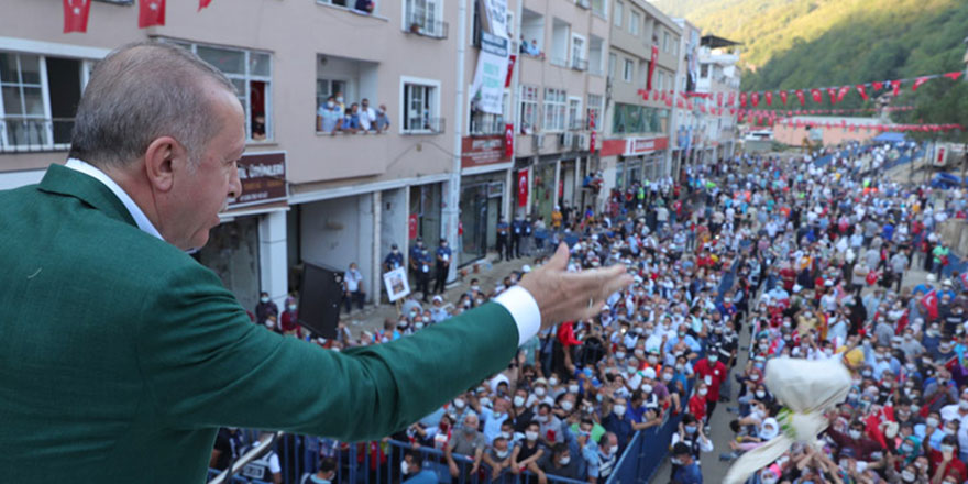 30 Ağustos'ta salgını hatırlayanlar Giresun'da unuttu, çay kapma yarışına girdi