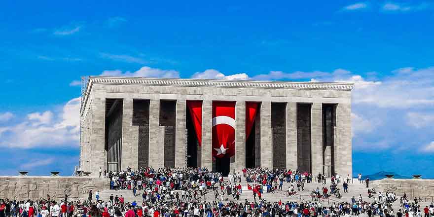 Atatürk’ün posterlerini içeri almayan Anıtkabir görevlileri hakkında suç duyurusu