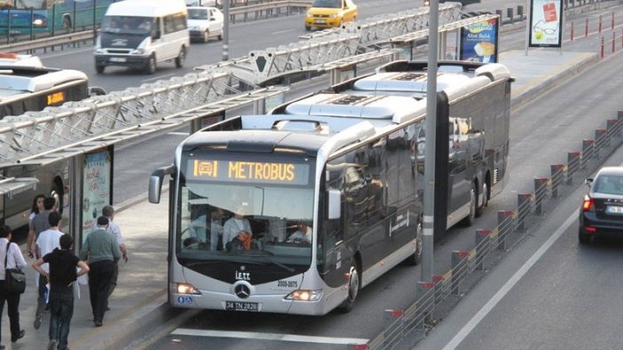 Seyir halindeki metrobüse kurşun sıkıldı