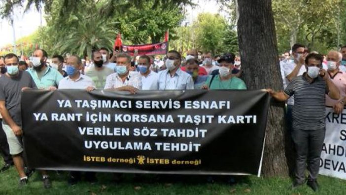 İBB önünde servisçilerden protesto