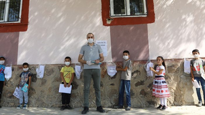 Köy öğretmeninden ‘askıda poşet’ uygulaması: Öğrencileri okuldan uzaklaşmasın diye