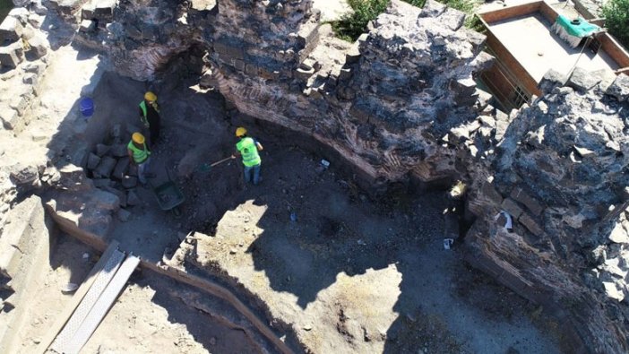 Restorasyon çalışmaları sırasında Orta Çağ döneminden kalma iskeletler bulundu