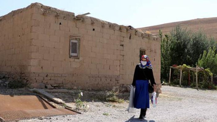 Helal olsun sana genç öğretmen! Elinde tahtasıyla kapı kapı dolaşıyor