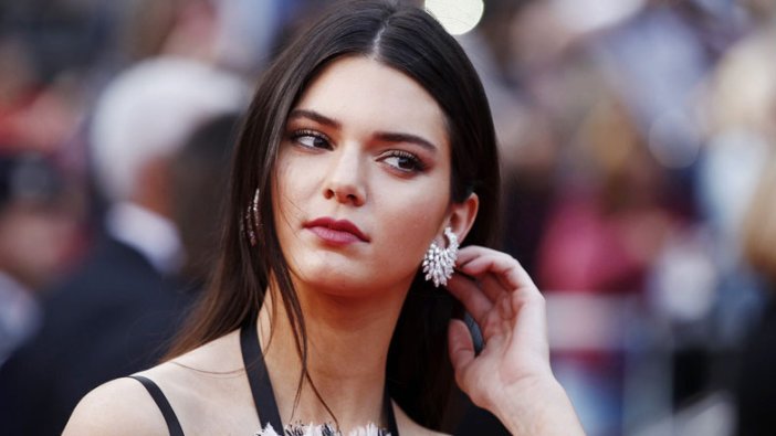 Kendall Jenner'dan maskeli mesaj