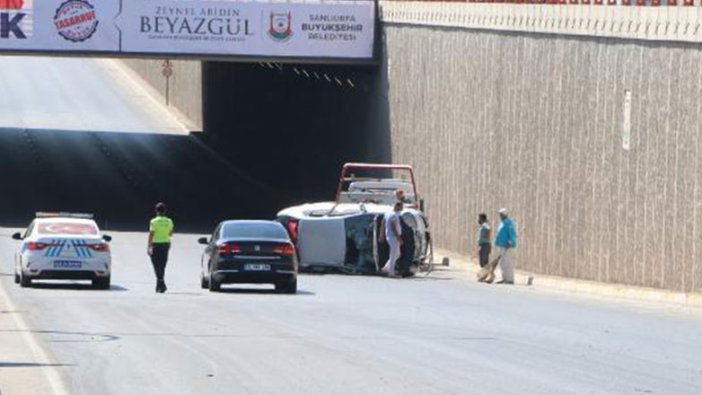 Son dakika. Refüje çarparak devrilen aracı yol ortasında bırakıp kaçtılar