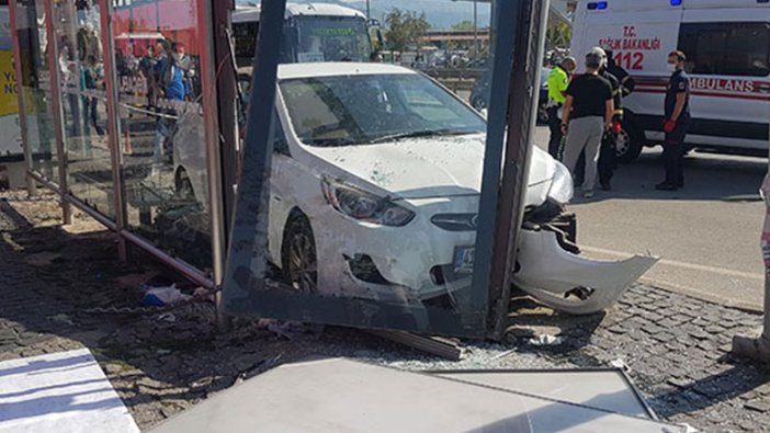 Sürücüsü kalp krizi geçiren otomobil durağa daldı: 4 yaralı