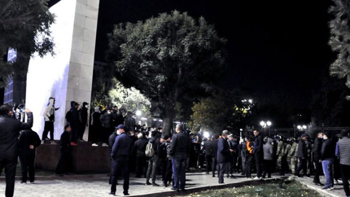 Kırgızistan'da protestocular, Cumhurbaşkanlığı Sarayı'nı ve parlamentoyu işgal etti