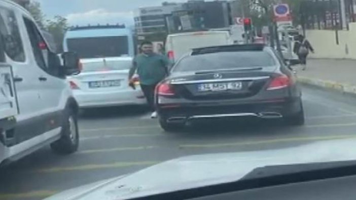 İstanbul Pendik'te pes dedirten görüntü! Aracına sürttü diye...