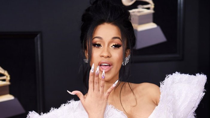 Cardi B yanlışlıkla hesabından çıplak fotoğrafını paylaştı