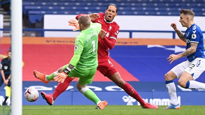 Mereyside derbisinde Virgil Van Dijk, Muslera gibi sakatlandı