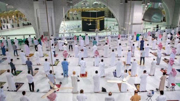 Suudi Arabistan'da Kabe'nin içinde bulunan Mescid-i Haram'da 7 ay sonra yeniden cemaatle namaz kılındı