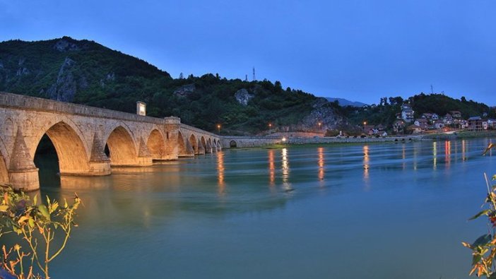 Tarihi Hudaferin Köprüsü'ne Azerbaycan bayrağı dikildi