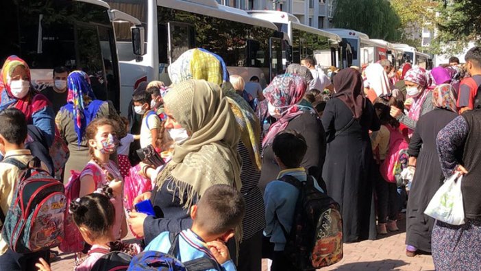 Esenyurt'ta okul çevresinde endişelendiren görüntü! Sosyal mesafeye uymadılar, koronaya davet çıkardılar