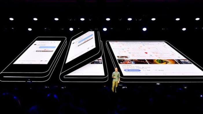 Samsung katlanabilen yeni telefonunu tanıttı