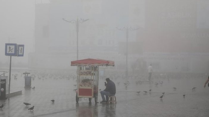 İstanbul'da yoğun sis! Göz gözü görmedi